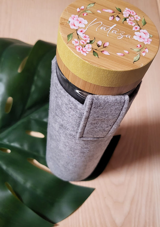 UV- Druck!!! Trinkflasche aus Glas mit Teesieb, Bambusdeckel und Filzhülle 480ml personalisiert mit Namen, Wunschtext, Wunschmotiv