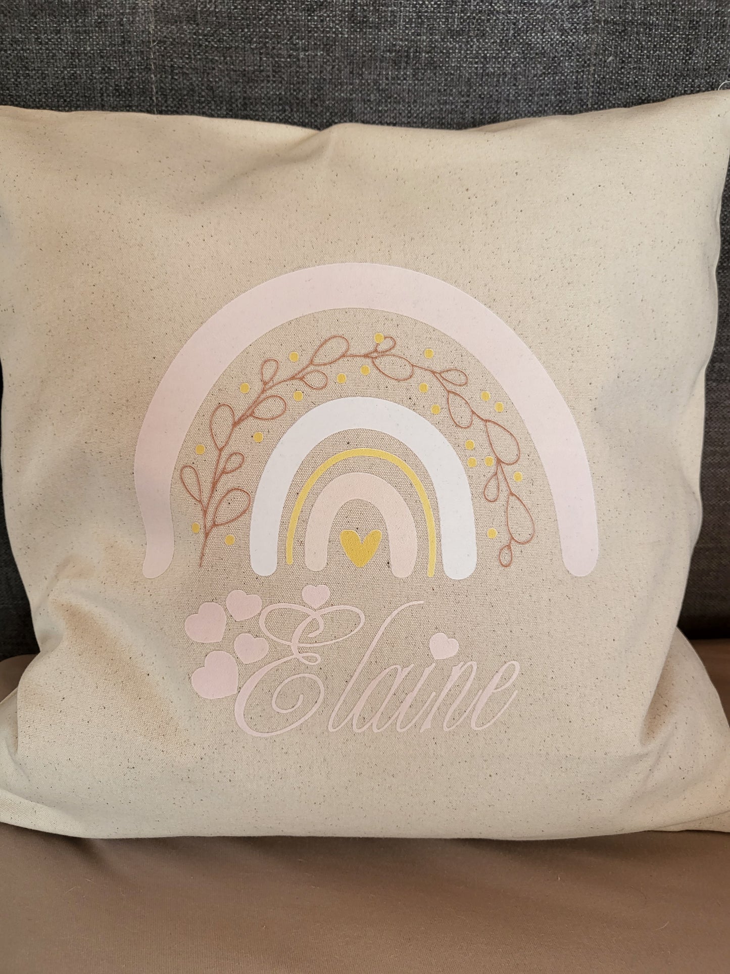 Kissen personalisiert für Kinder, Geburt; Kissenbezug 40x40 cm aus Bio- Baumwolle in beige oder grau mit Regenbogen und Namen